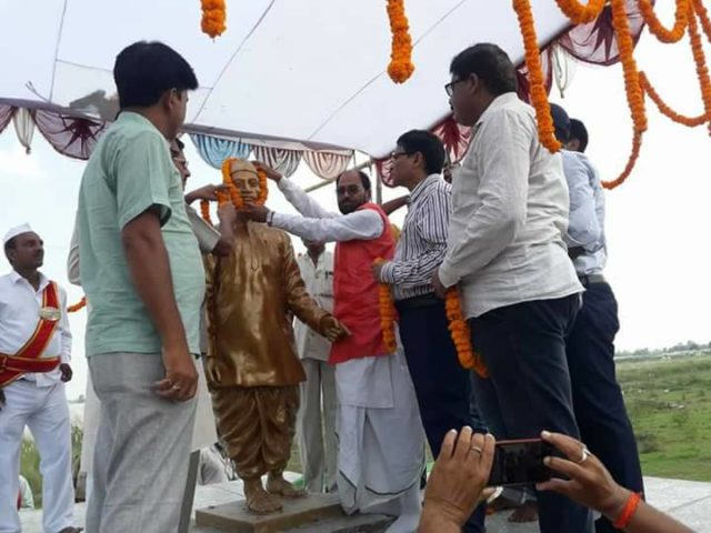 उपलब्धि : मुरली भरहवा में राजकुमार शुक्ल की प्रतिमा का अनावरण